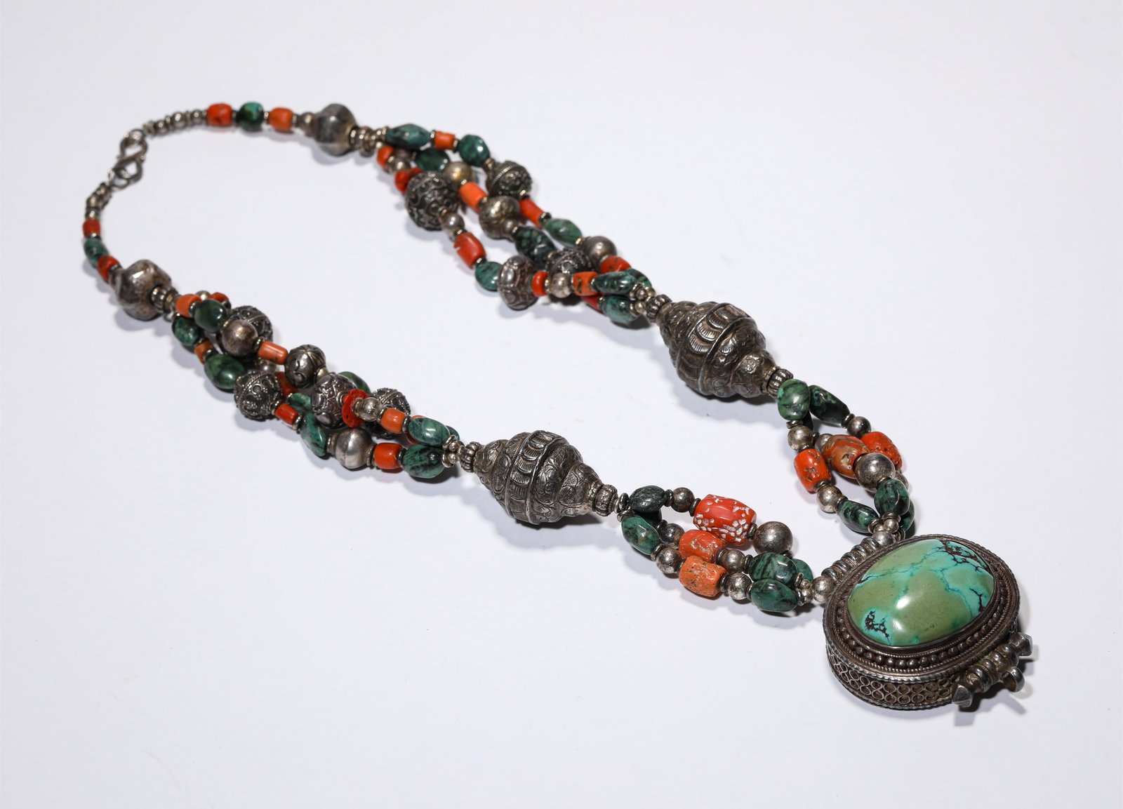 Silver inlaid turquoise necklace: Silver inlaid turquoise necklace; Material: Silver; Dimensions/Weight: Weight 213 g, length 33.5 cm, width 5.3 cm