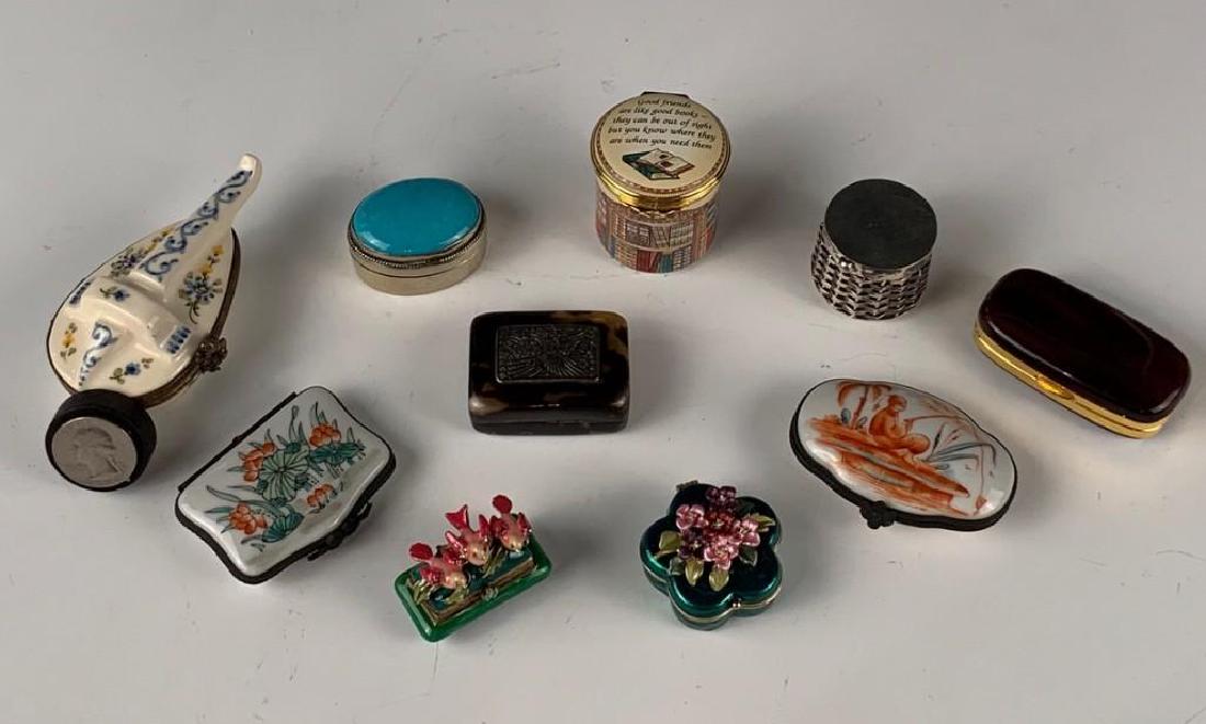 Assorted Lot of Snuff Boxes: Comprising 10 boxes, including Chinese erotic, shell, turquoise, Halcyon Days and Jay Strongwater. Condition: Good