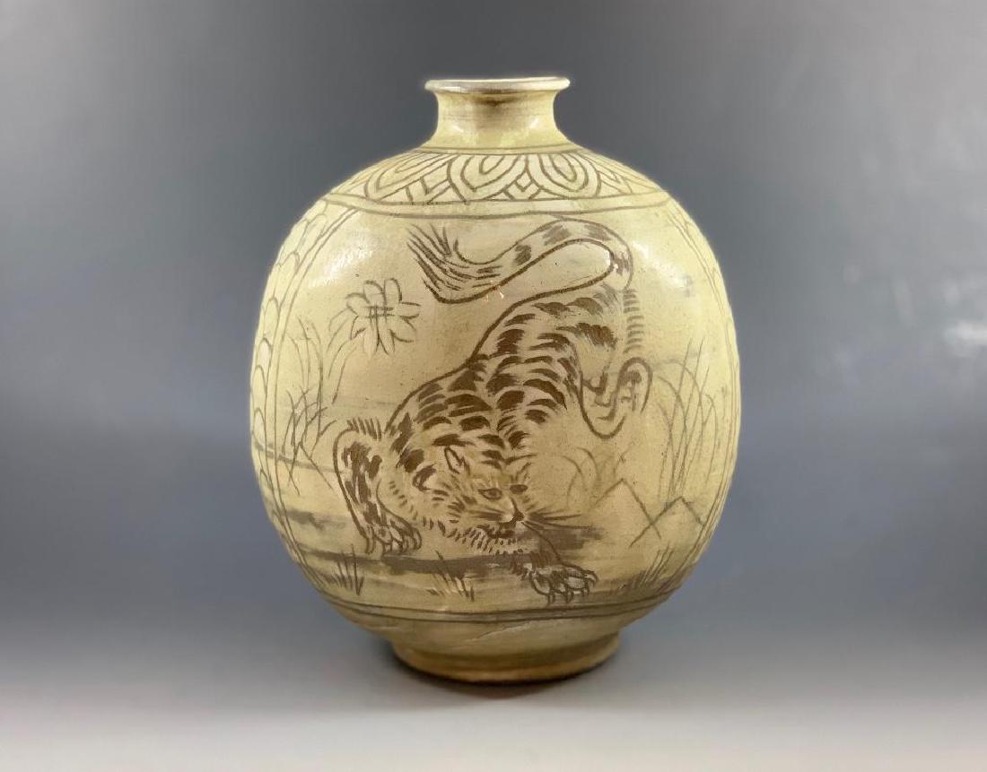 Korean Celadon Tiger Vase (1 of 6)