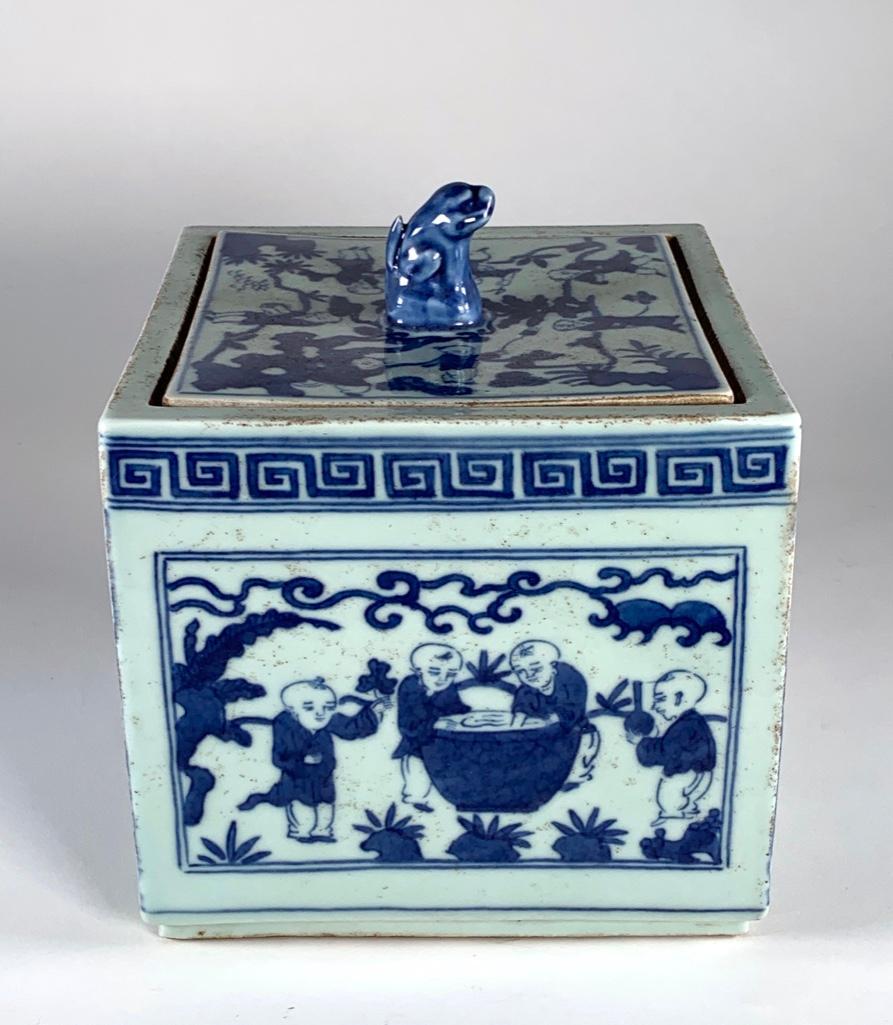 Ming Style Chinese Blue and White Container (1 of 11)