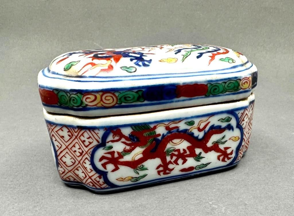 Chinese Ming Style Porcelain Covered Box, Modern (1 of 7)