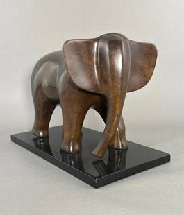 Robert Hooke Bronze, "African Elephant": Robert Hooke ( American, b. 1942) &#34;African Elephant,&#34; bronze with mottled brown patination, signed and numbered 6/8, raised on granite base. Dimensions: 10 x 14 x 9.5 in. Condition: Very good