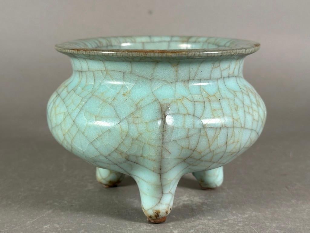 Chinese Guan Style Pale Blue Crackle Glaze Censor (1 of 5)
