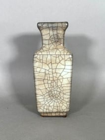 Chinese Guan Style Crackle Glaze Vase