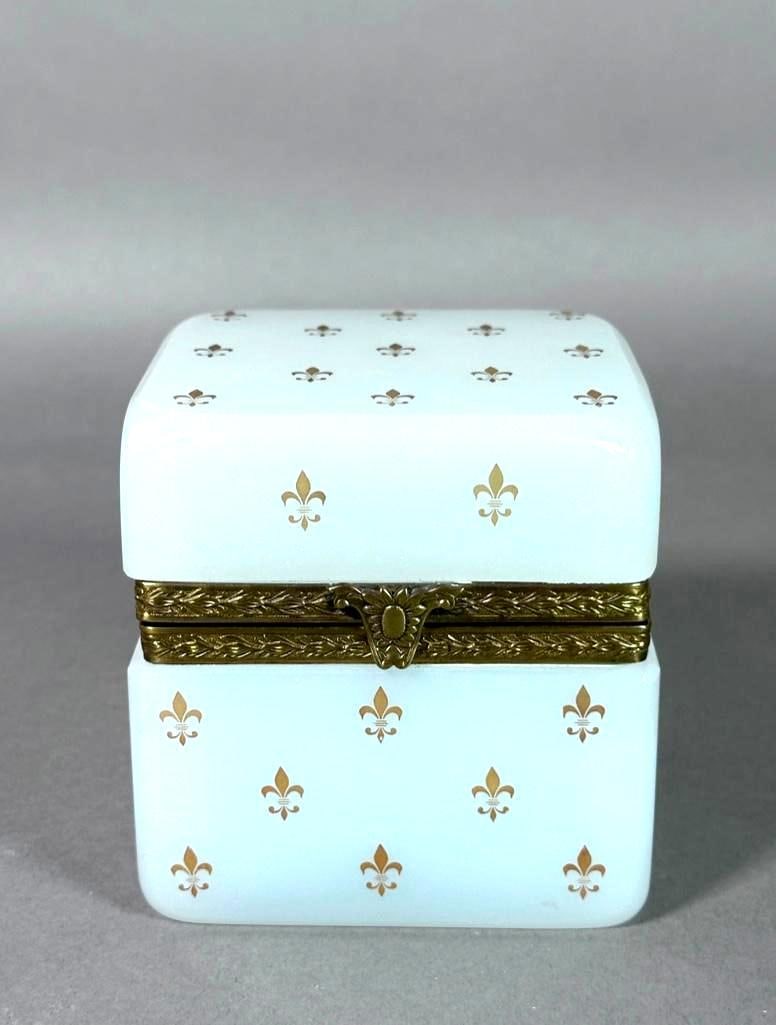 French Opaline Glass Box with Gilt Fleur de Lis Decoration (1 of 7)