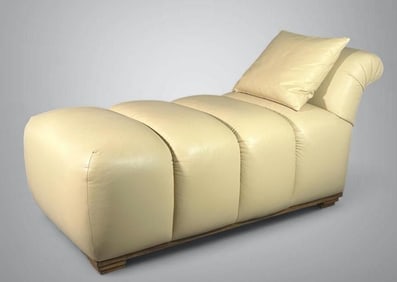 A Contemporary Leather Upholstered Chaise Longue