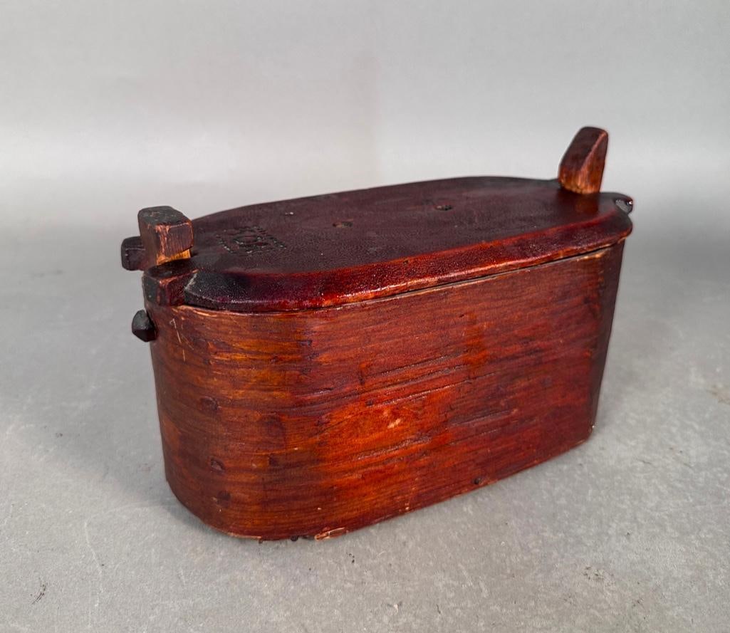 Norwegian Bentwood Box, ca. 1900: Antique Norwegian/Swedish pine box with locking mechanism for lid, missing handle, top lid incised letters "NOS" within a coggled border, 5 x 9 x 4.5 in. Condition: missing handle on lid, Alli