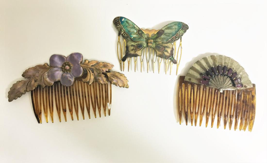 Tortoise shell, gold, pearl, comb: Tortoise shell, gold, pearl, comb , measures, 2.5"h x 2.75" w .