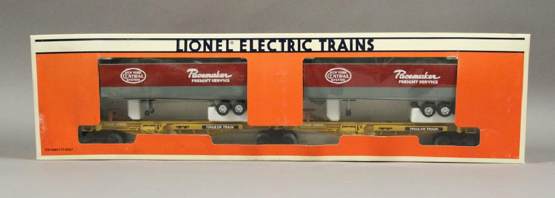 Lionel 6-16904 NYC TTUX Transport w/2 Trailers: Articulated 3-truck design, includes additional truck so that the cars can be separated and then operate independently if desired. Two removable trailers, Operating knuckle couplers and Metal wheels &