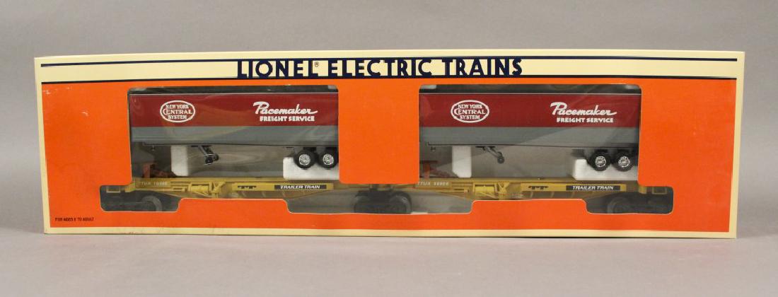 2 Lionel 6-16904 New York Central T.T.U.X.: Set of two New York Central TTUX Intermodal cars. This set features an articulated three-truck design, two removable trailers, plastic trucks, operating knuckle couplers, and metal wheels and axles. I