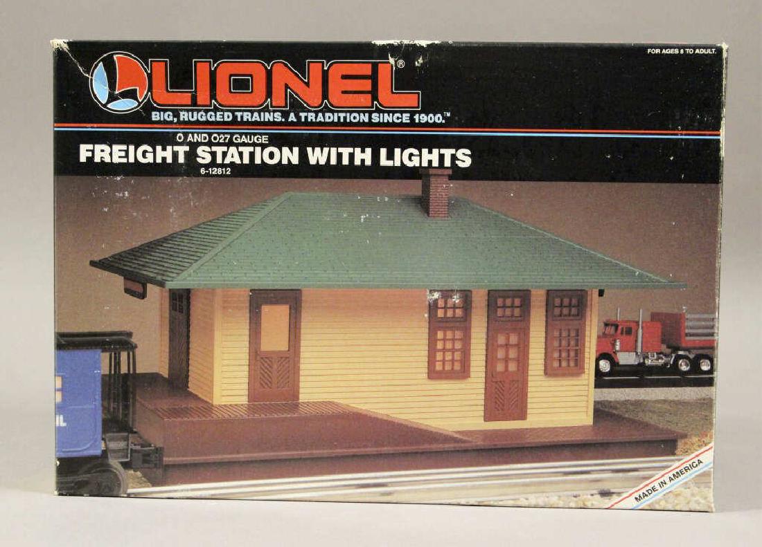 Lionel 6-12812 Illuminated Freight Station in Box (1 of 14)
