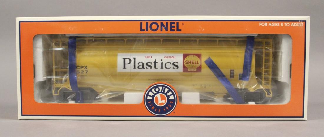 Lionel 6-17155 Shell 3 - Bay Cylindrical Hopper: Die-cast sprung trucks and operating couplers, Detailed molded bodies, Opening roof hatches and molded brake wheels. [KPA 256]
