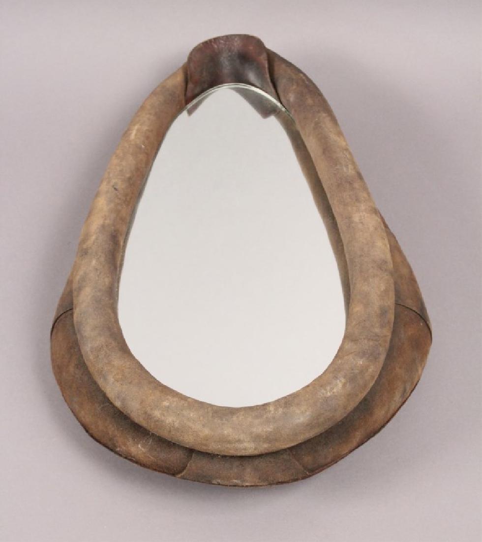 Vintage Horse Collar Decorative Mirror: Quarter Horse. Arabian, Thoroughbred. Tennessee Walker. Paint. Kentucky Derby. Preakness. For similar items in our catalog: Collectibles & Furniture - Lots 202 to 598. Tools - Lots 600 to 654. Guns - 