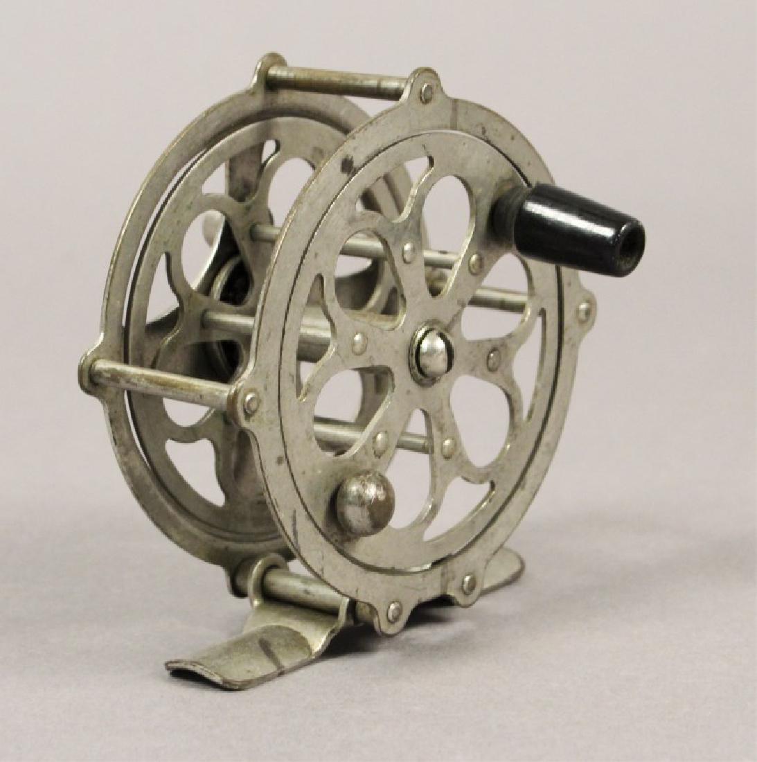 Shakespeare Kazoo Fly Fishing Reel: 2 1/2" Chromed Bakelite Handle. For similar items in our catalog: Collectibles & Furniture - Lots 202 to 598. Tools - Lots 600 to 654. Guns - Lots 200, 656 to 665. Sportsmen's - Lots 668 to 858. [JHI 