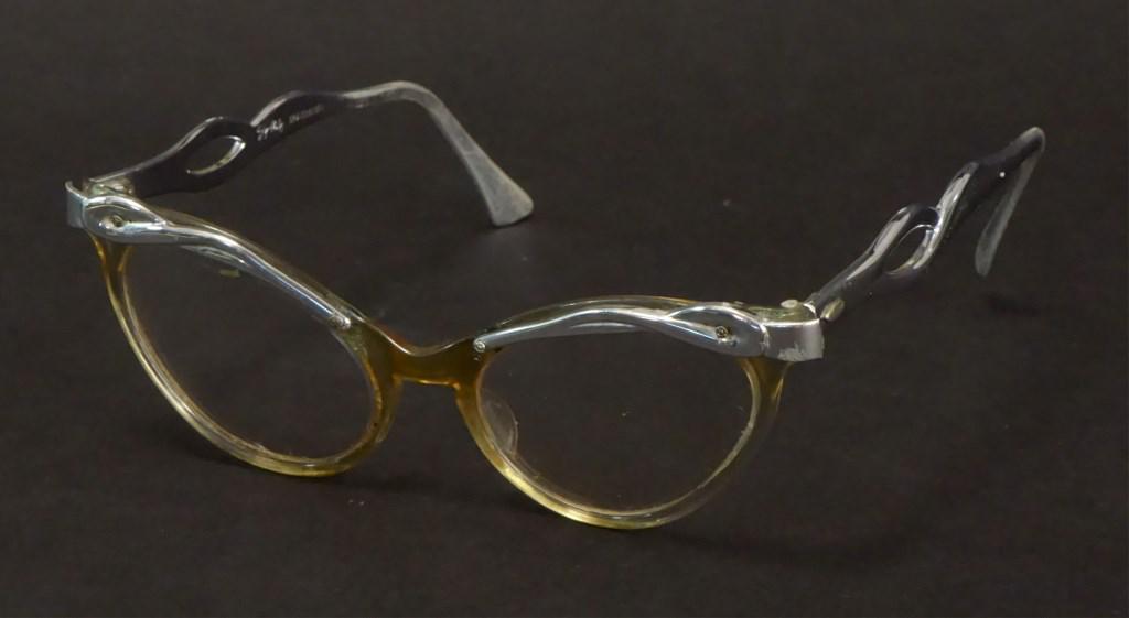 Vintage Cat Eye Horn Rimmed Glasses: [RMP 3510]