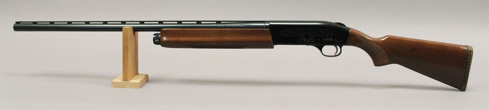 Mossberg 12 Gauge Shotgun Model #9200: SC5077. Accu-Choke. 2 3/4 or 3 inch shells. 28" barrel. Semi Automatic. Hunting. Ducks. Sportsmen. All guns have been cleaned and oiled. [POM 110]