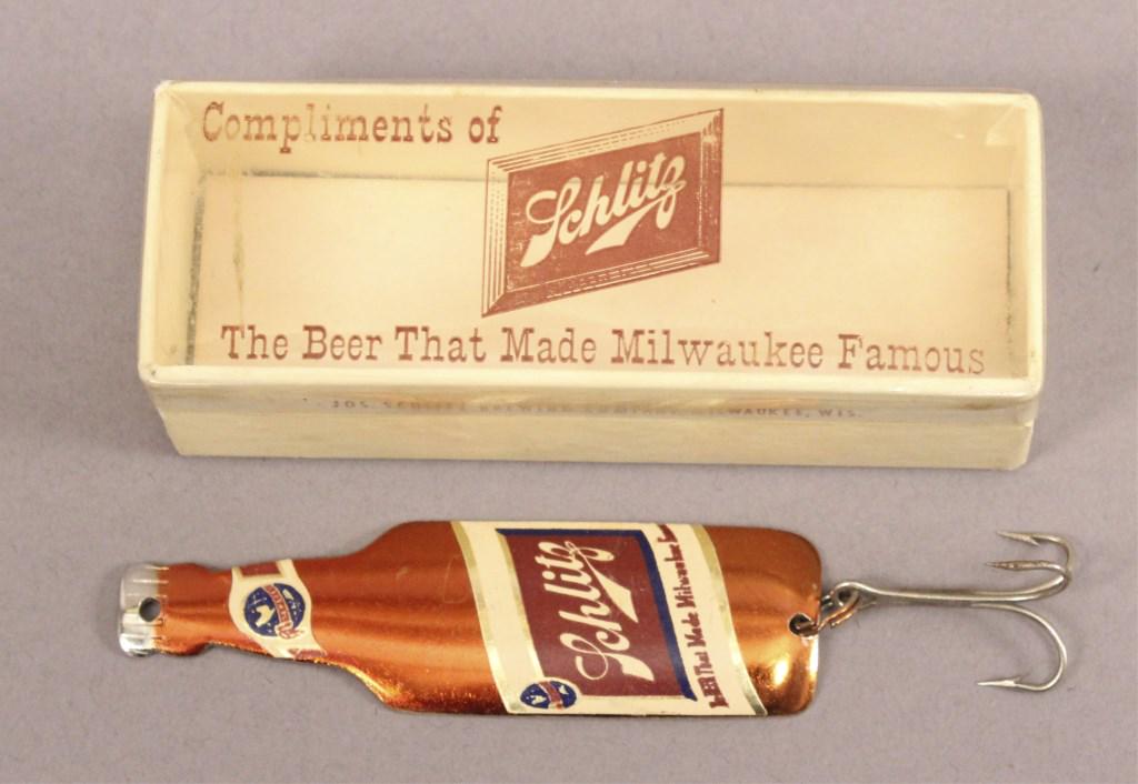 Vintage Schlitz Fishing Lure with Original Box: Watch for hundreds of fishing lures, many in boxes, later in the auction. Good luck! [MAB 903]