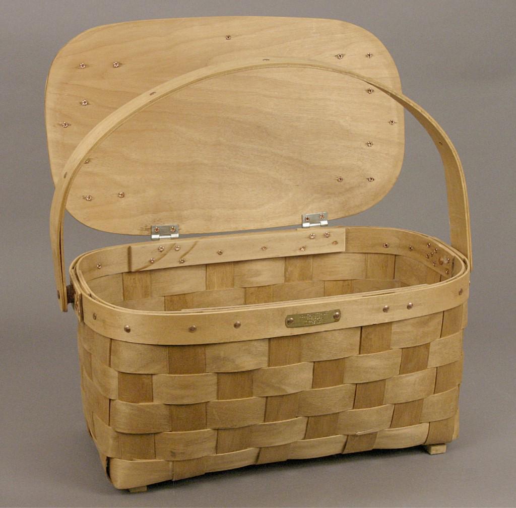 Mountain Trails Picnic Basket with Hinged Lid: [CLU 545]