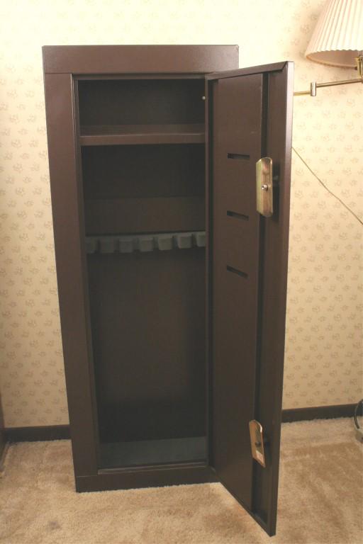 Homak 6-Gun Safe with Key: Homak 6 steel gun safe with matching key. [KAT 462]