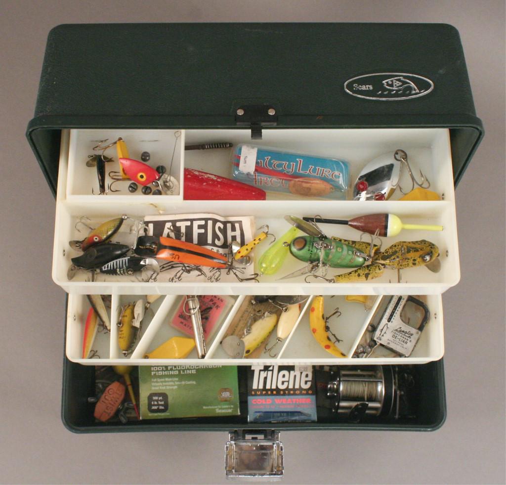 Sears Tackle Box with Assorted Lures (1 of 3)