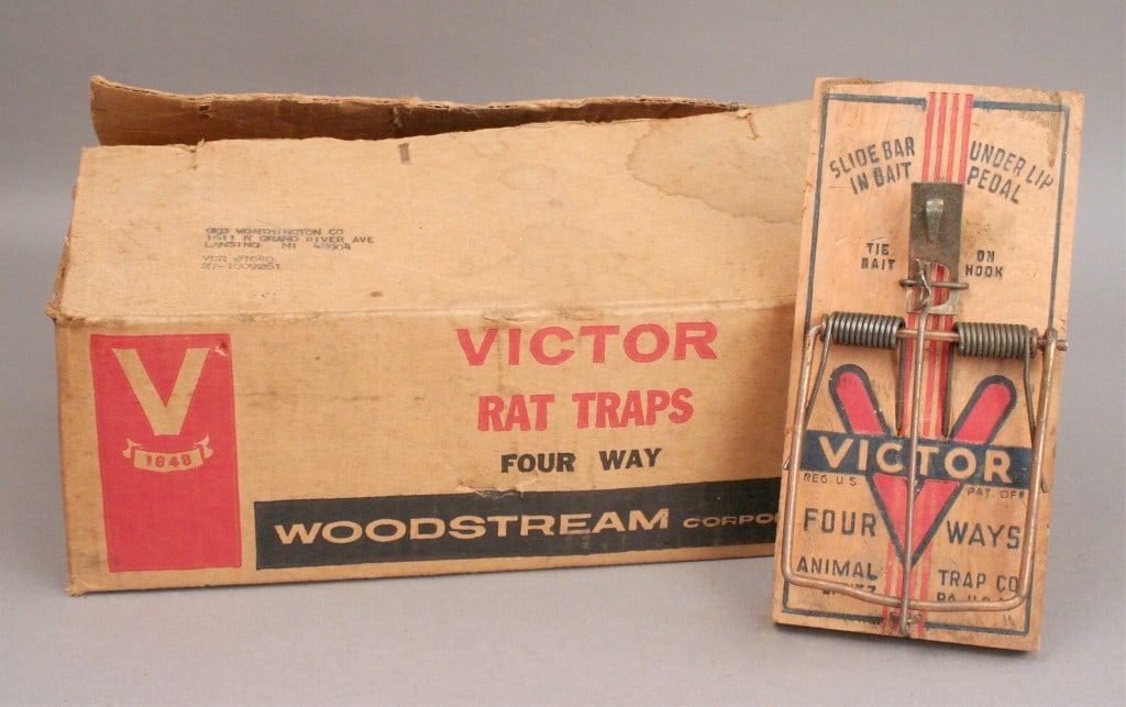 Box of 12 M-4 Victor Four Way Rat Traps - 1968: A dozen vintage mouse traps from 1968 in their original box. Some signs of aging. [DEB 296]