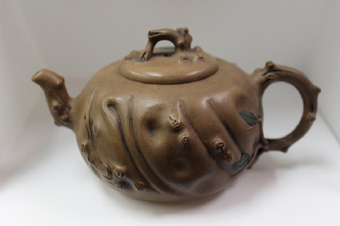 Chinese Yixing Zisha Teapot: Chinese Yixing Zisha Teapot , 6 1/4"L by 4"