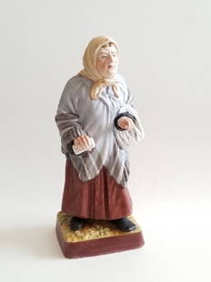 Antique Russian Porcelain Gardner Figurine: ANTIQUE RUSSIAN PORCELAIN GARDNER FIGURINE OF JEWISH WOMAN . THE FIGURINE MARKED UNDERSIDE. SIZE 22 cm height , 9 width . CONDITION : Very good