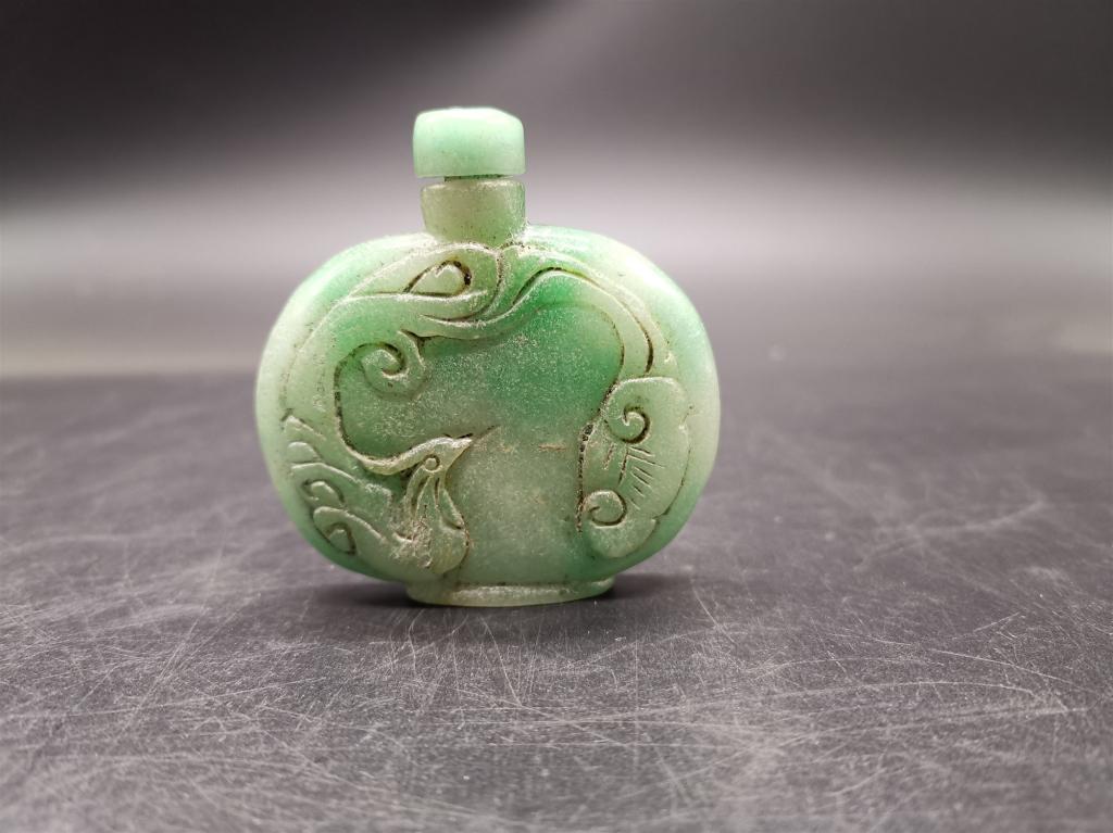 Chinese Jadeite Snuff Bottle: 5.82cm H 70.4g Weight