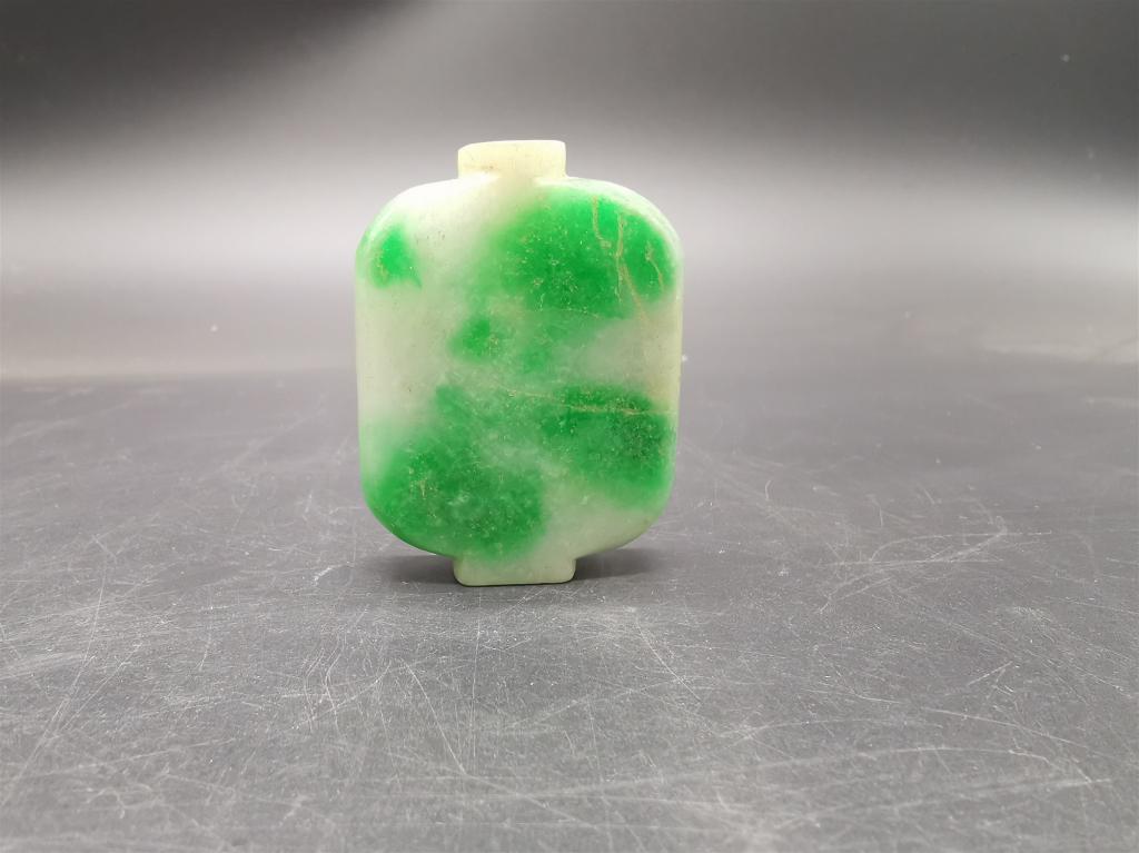 Chinese Jadeite Snuff Bottle: 5.4cm H 4cm L 1.33cm W 76.2g Weight