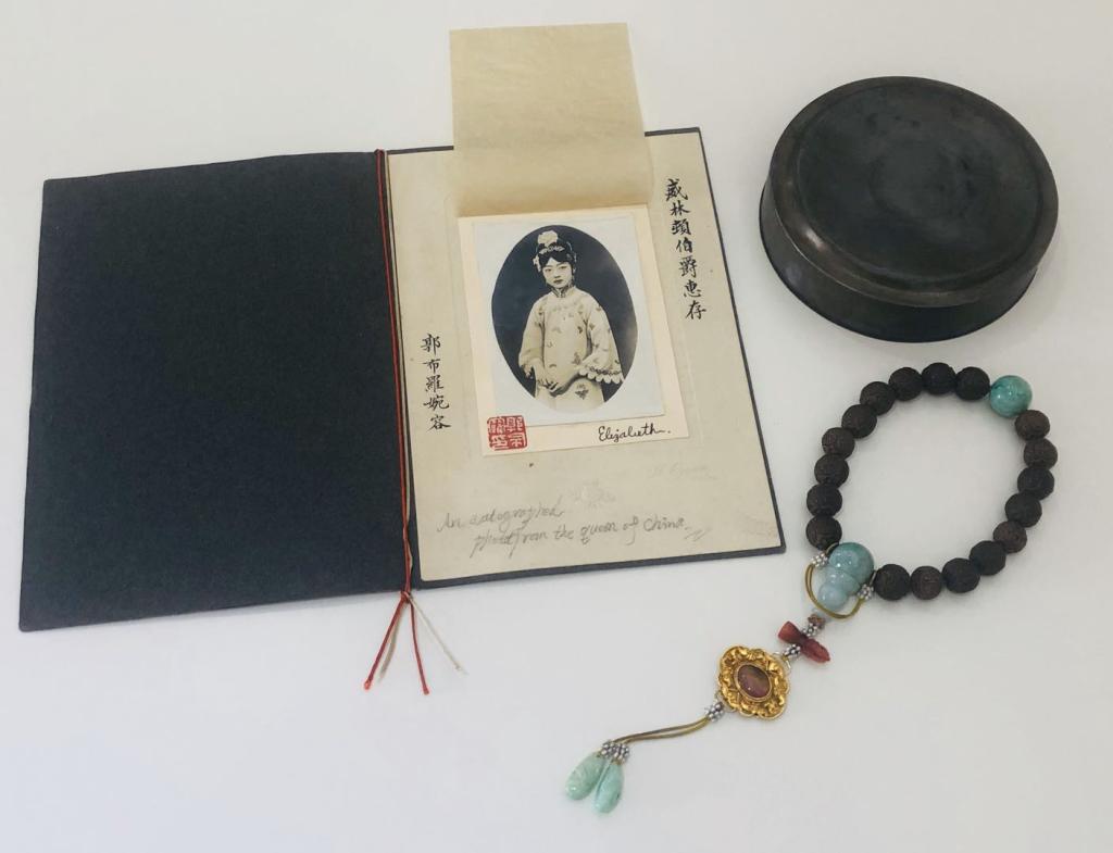 Chinese Signed Photography and Chengxiang wood Bra (1 of 5)