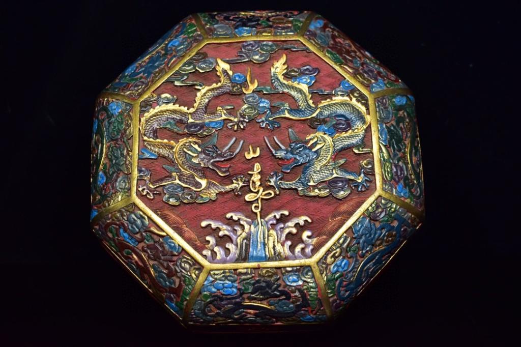 Chinese Lacqure Cover Box, Mark (1 of 7)