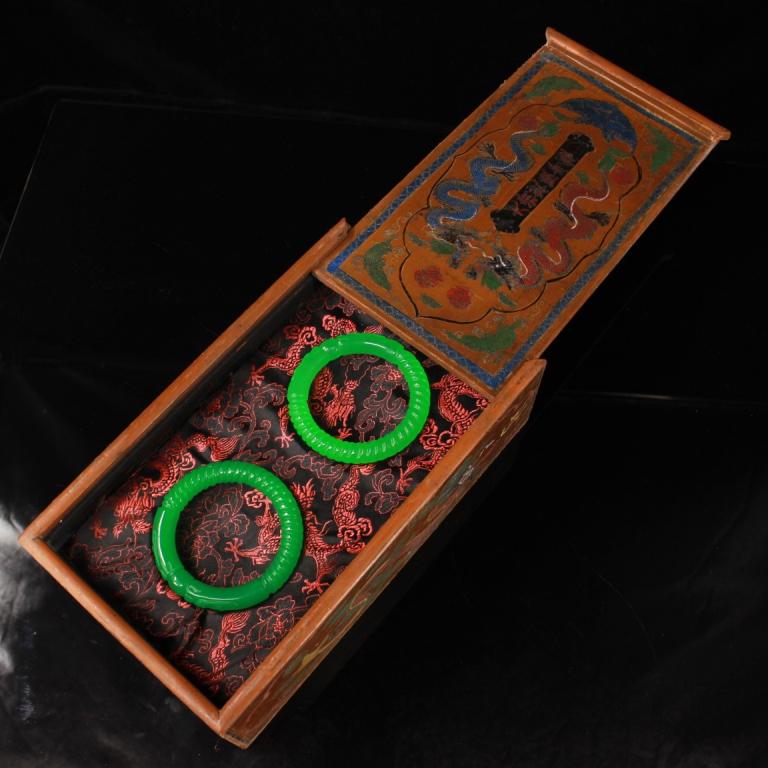 Pair of Chinese Green Bangle w Wood Case (1 of 9)
