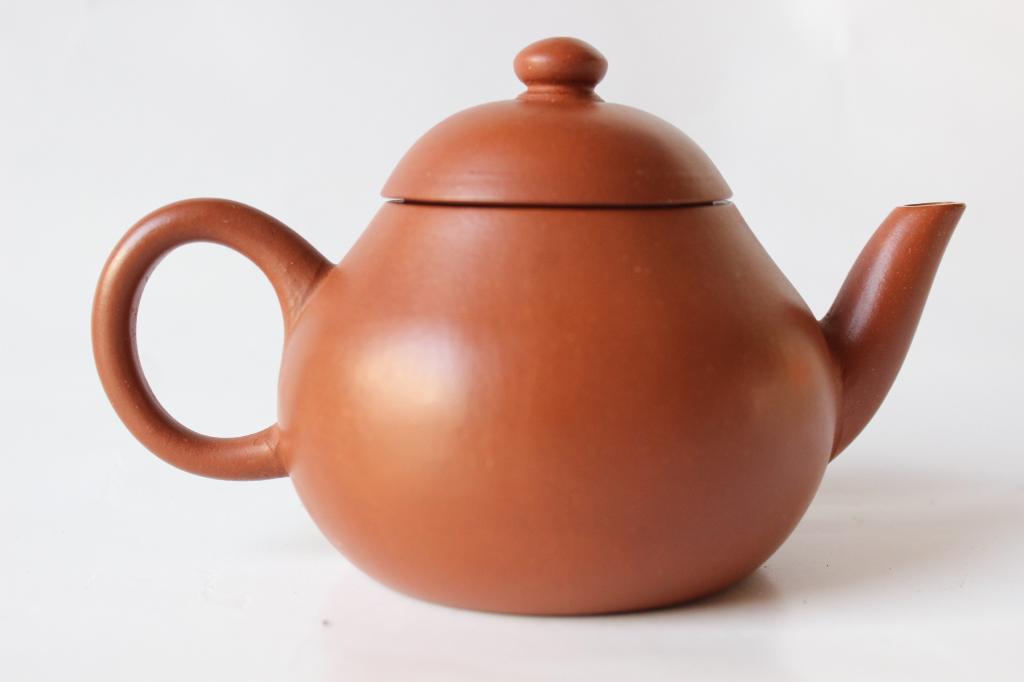 Qing Chinese Yixing Zisha Teapot: 5" L. Very good condition