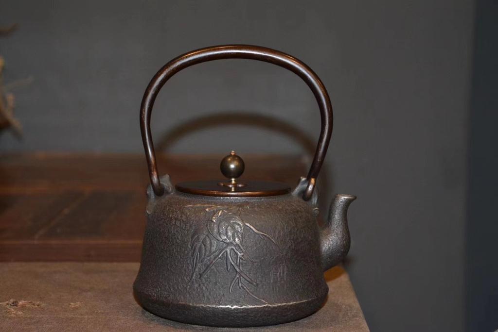 Japanese Iron Teapot: 18cm L 20cm H 1609.2g Weight Please note the absence of a condition report does not imply that there are no condition issues with this lot. Please contact us for a detailed condition report.