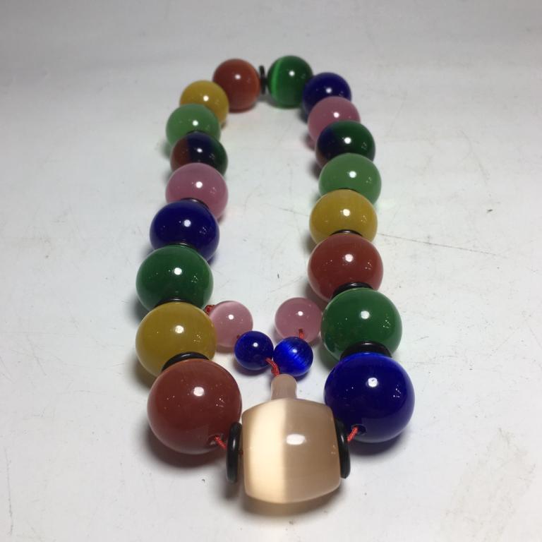 Cat Eye Beads Bracelet: 2cm W Beads Size 34cm L Please note the absence of a condition report does not imply that there are no condition issues with this lot. Please contact us for a detailed condition report.