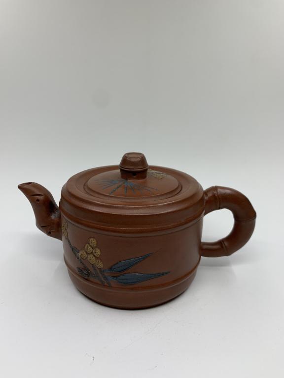 Chinese Zisha Teapot: Chinese Zisha Teapot Please note the absence of a condition report does not imply that there are no condition issues with this lot. Please contact us for a detailed condition report.