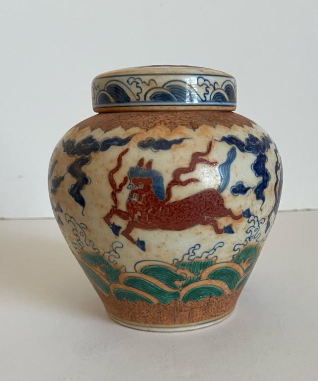 Doucai jar with cover (1 of 6)