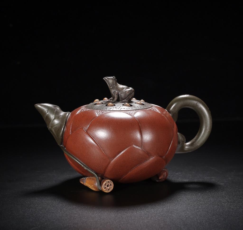 Chinese Yixing Zisha Teapot,Mark: 17cm L 10cm H Please note the absence of a condition report does not imply that there are no condition issues with this lot. Please contact us for a detailed condition report.