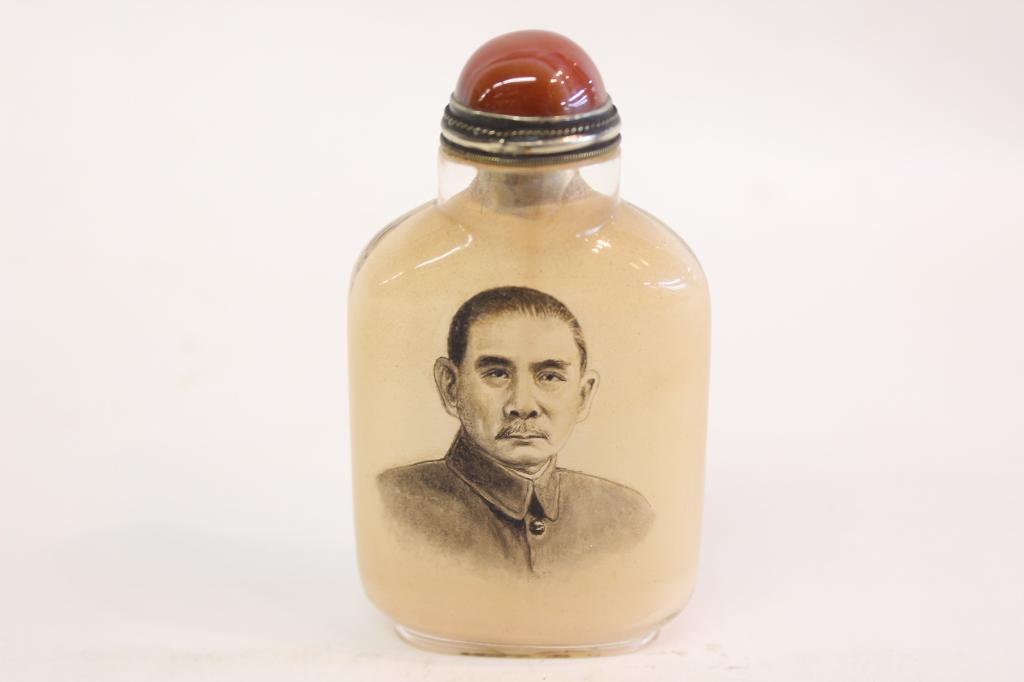 Chinese Inside Painted Glass Snuff Bottle: Chinese Inside Painted Glass Snuff Bottle. 8.5cm H Please note the absence of a condition report does not imply that there are no condition issues with this lot. Please contact us for a detailed condi