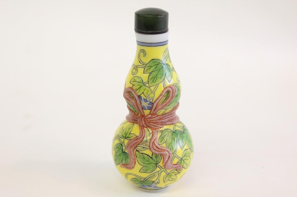Chinese Glazed Porcelain Snuff Bottle (1 of 4)