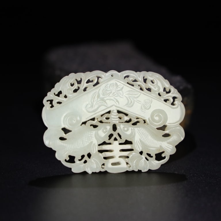 Chinese Jade Plaque: Dimension:Length: 6.8cm Width: 4.9cm Weight: 25.2G Please note the absence of a condition report does not imply that there are no condition issues with this lot. Please contact us for a detailed condi