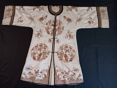 Vintage Chinese Embroidered Robe Jacket: Vintage Chinese Embroidered Robe Jacket H : 41" X W: 45 " Provenance: Lin Family Gardens Private Collection, Nashville, Tennessee Please note the absence of a condition report does not imply that ther
