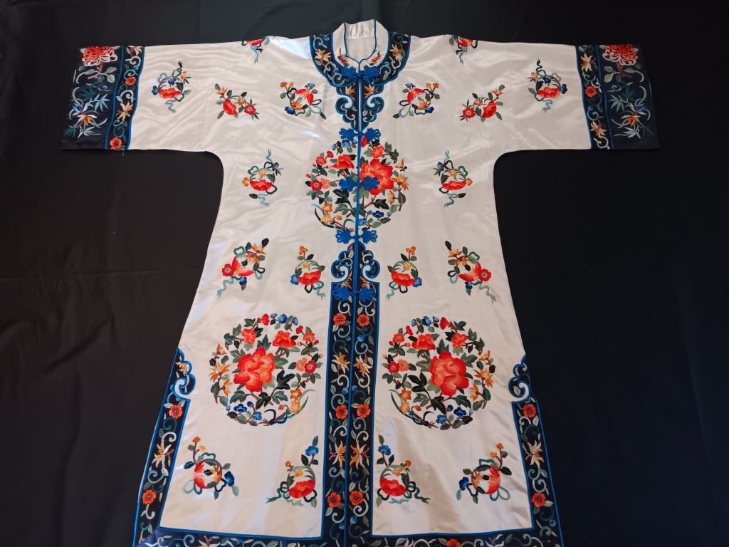 Vintage Chinese Embroidered Robe Jacket: Vintage Chinese Embroidered Robe Jacket H : 42" X W: 48 " Please note the absence of a condition report does not imply that there are no condition issues with this lot. Please contact us for a detail