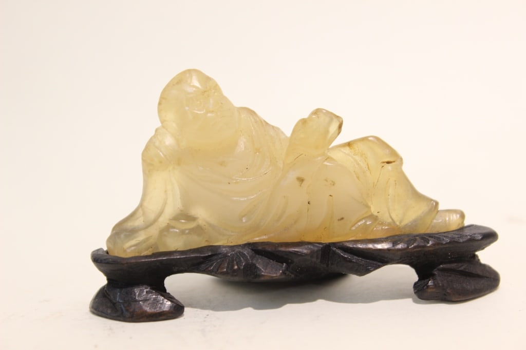 Chinese shoushan Soapstone Carved Figurine: Chinese shoushan Soapstone Carved Figurine 6cm L by 3.2cm H Please note the absence of a condition report does not imply that there are no condition issues with this lot. Please contact us for a det