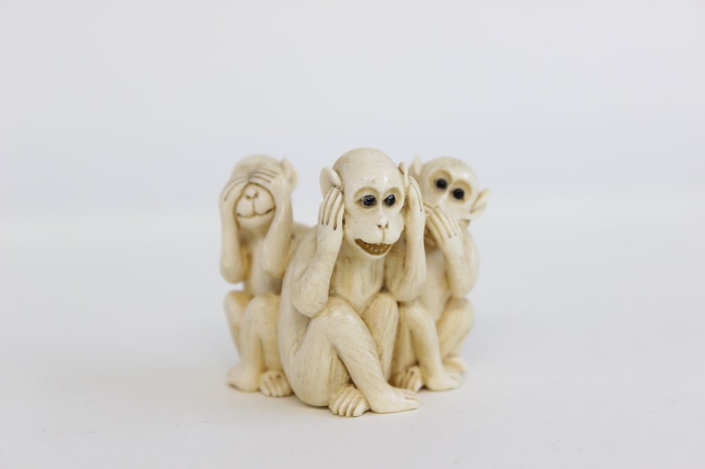 19th.C Japanese Bone Carved Three Wise Monkey: Dimension :1 1/2" H 1 1/2" W Please note the absence of a condition report does not imply that there are no condition issues with this lot. Please contact us for a detailed condition report.