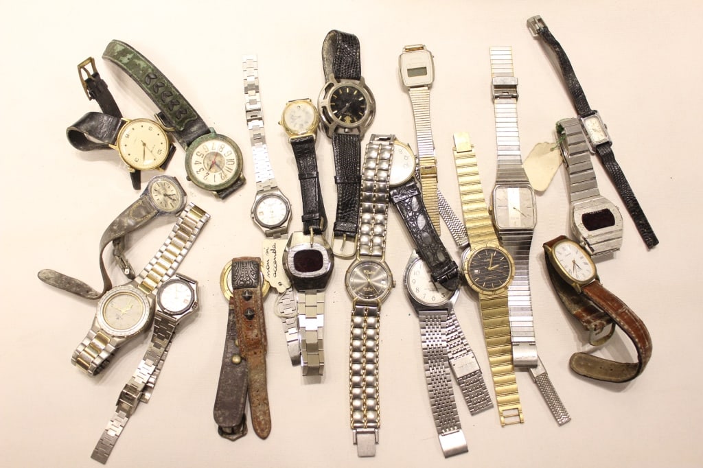 Group of 20 Vintage Watches: Group of 20 Vintage Watches Please note the absence of a condition report does not imply that there are no condition issues with this lot. Please contact us for a detailed condition report.