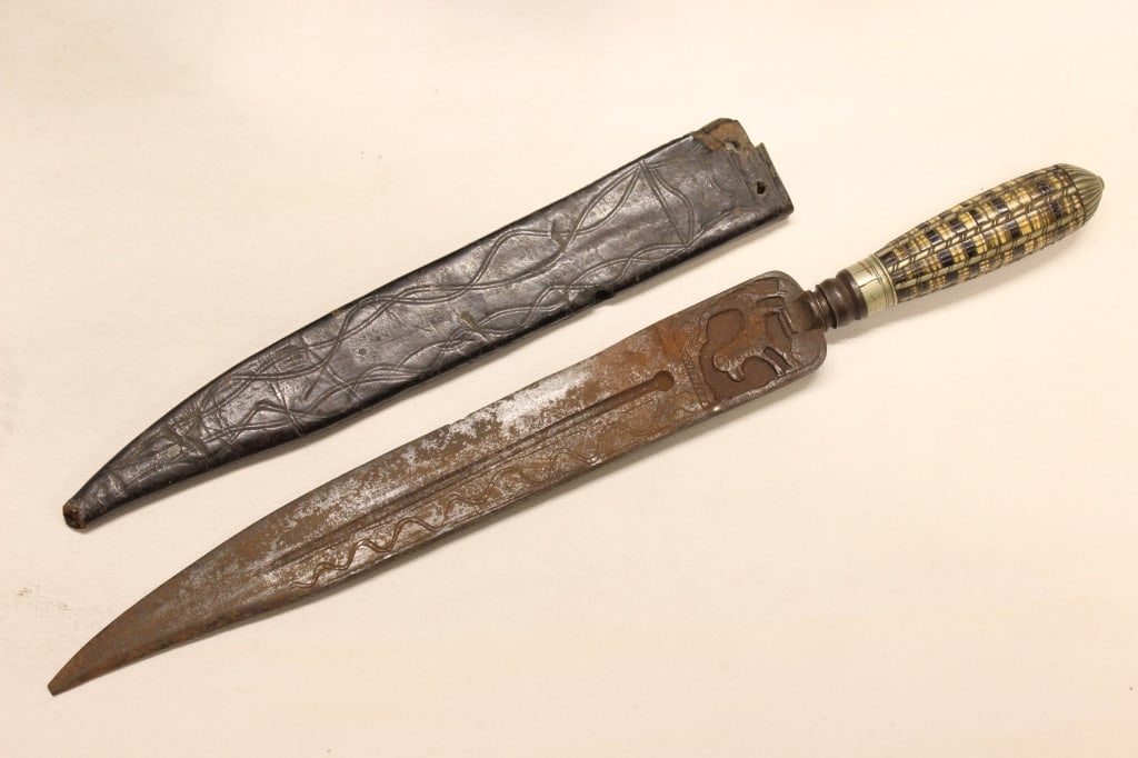 Antique Dagger w Inlaid Handle (1 of 5)