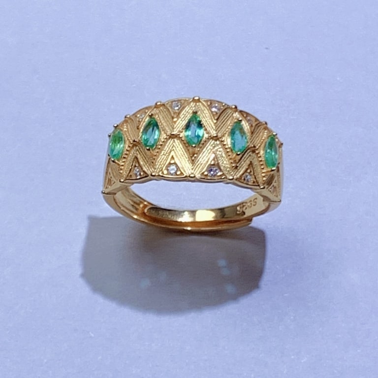 Colombian Emerald Ring: Colombian Emerald Ring Please note the absence of a condition report does not imply that there are no condition issues with this lot. Please contact us for a detailed condition report.