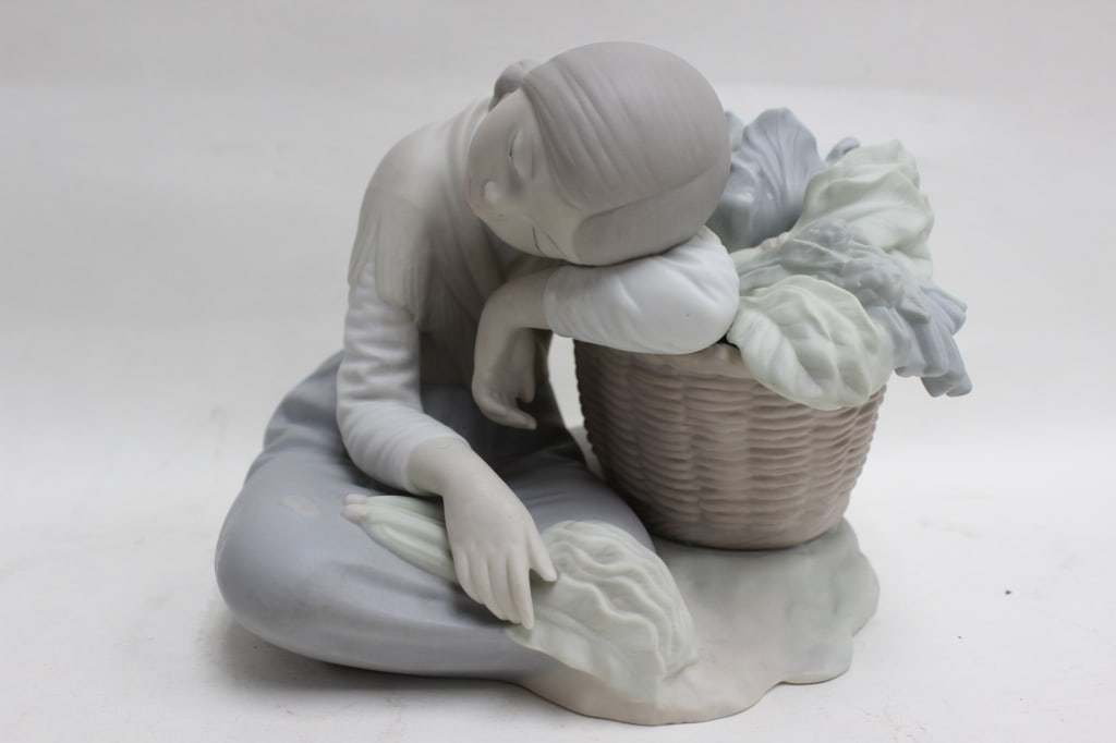 LLadro Porcelain Figurine: Dimension:5 1/2" W Please note the absence of a condition report does not imply that there are no condition issues with this lot. Please contact us for a detailed condition report.