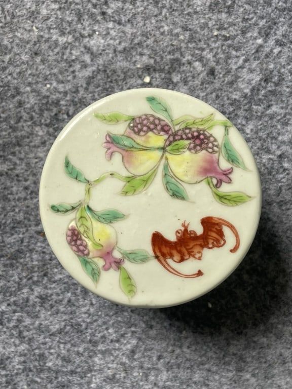 Chinese Famille Rose Cover Box: Chinese Famille Rose Cover Box . 8cm W Please note the absence of a condition report does not imply that there are no condition issues with this lot. Please contact us for a detailed condition report.